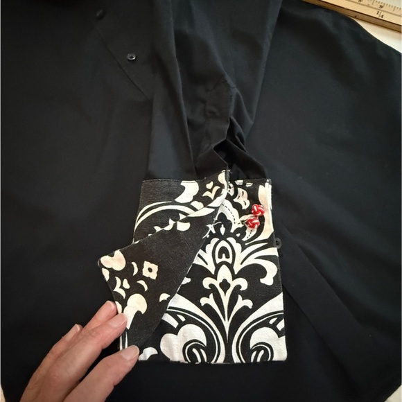 Pearly Vine Women's Black Button-Up Blouse. Medium - Picture 3 of 10